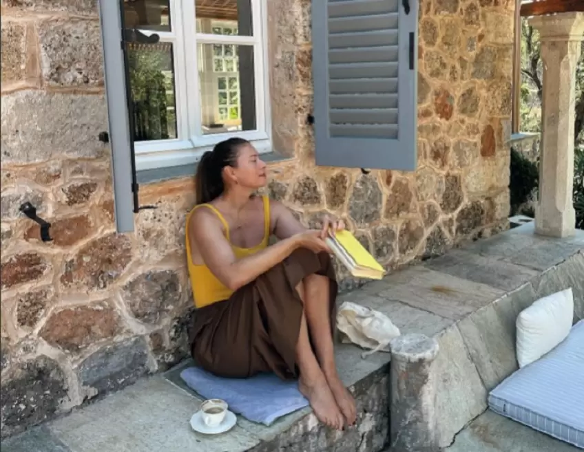 WATCH: Maria Sharapova shows off her holidays in Greece!