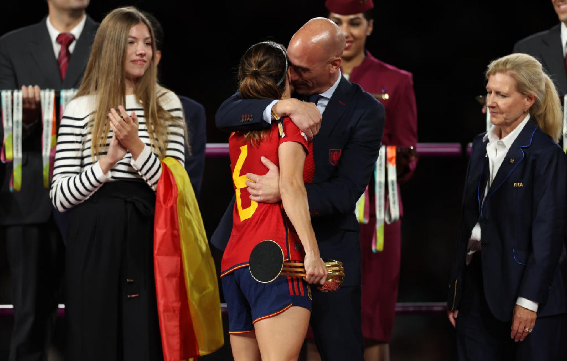 La FIFA sospende Luis Rubiales per il bacio non consensuale con Jenni Hermoso