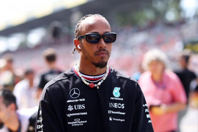 Lewis Hamilton ha rischiato di morire colpito da un'onda di 8 metri
