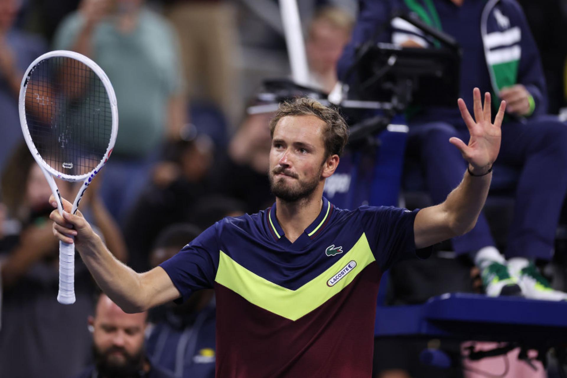 Medvedev avanza al terzo turno degli US Open dopo l'una di notte