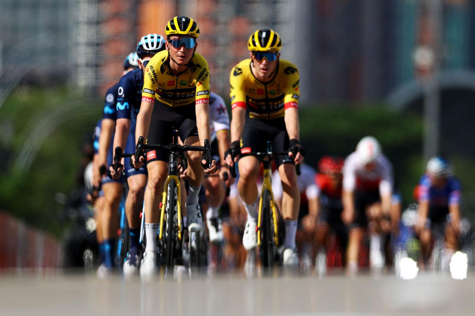 Sepp Kuss e Remco Evenepoel avvistati in occhiali Oakley inediti!
