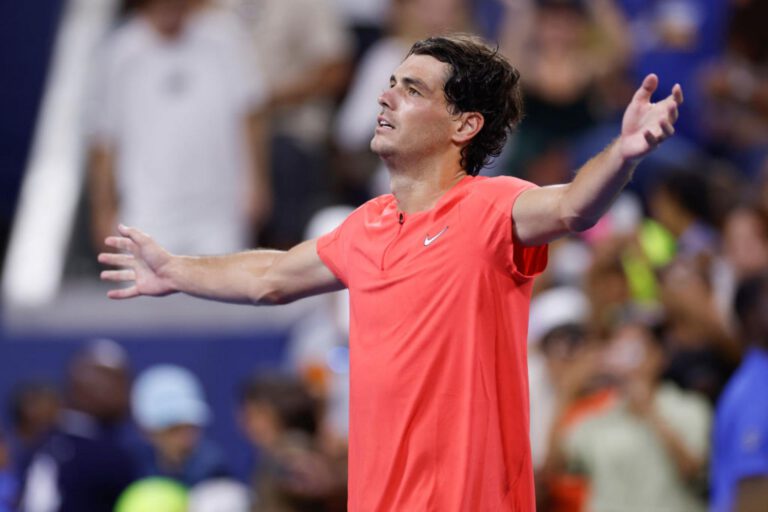 Taylor Fritz vola ai quarti degli US Open nella rivolta americana
