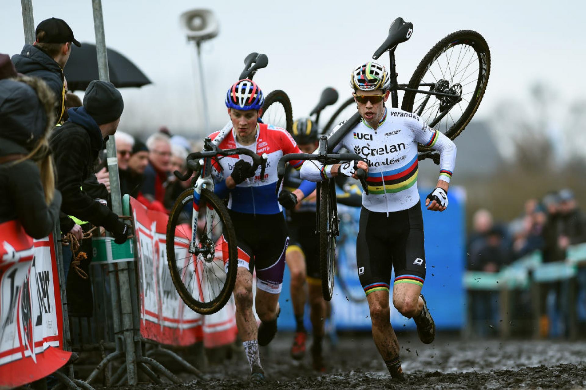 Wout van Aert si ritira, annullando lo showdown di Van der Poel al Super 8 Classic