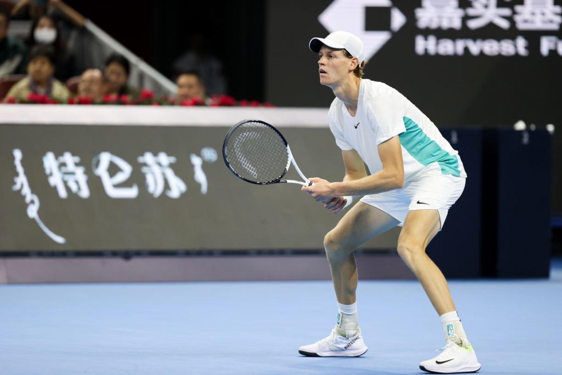 Jannik Sinner è in finale a Pechino, Carlos Alcaraz è fuori