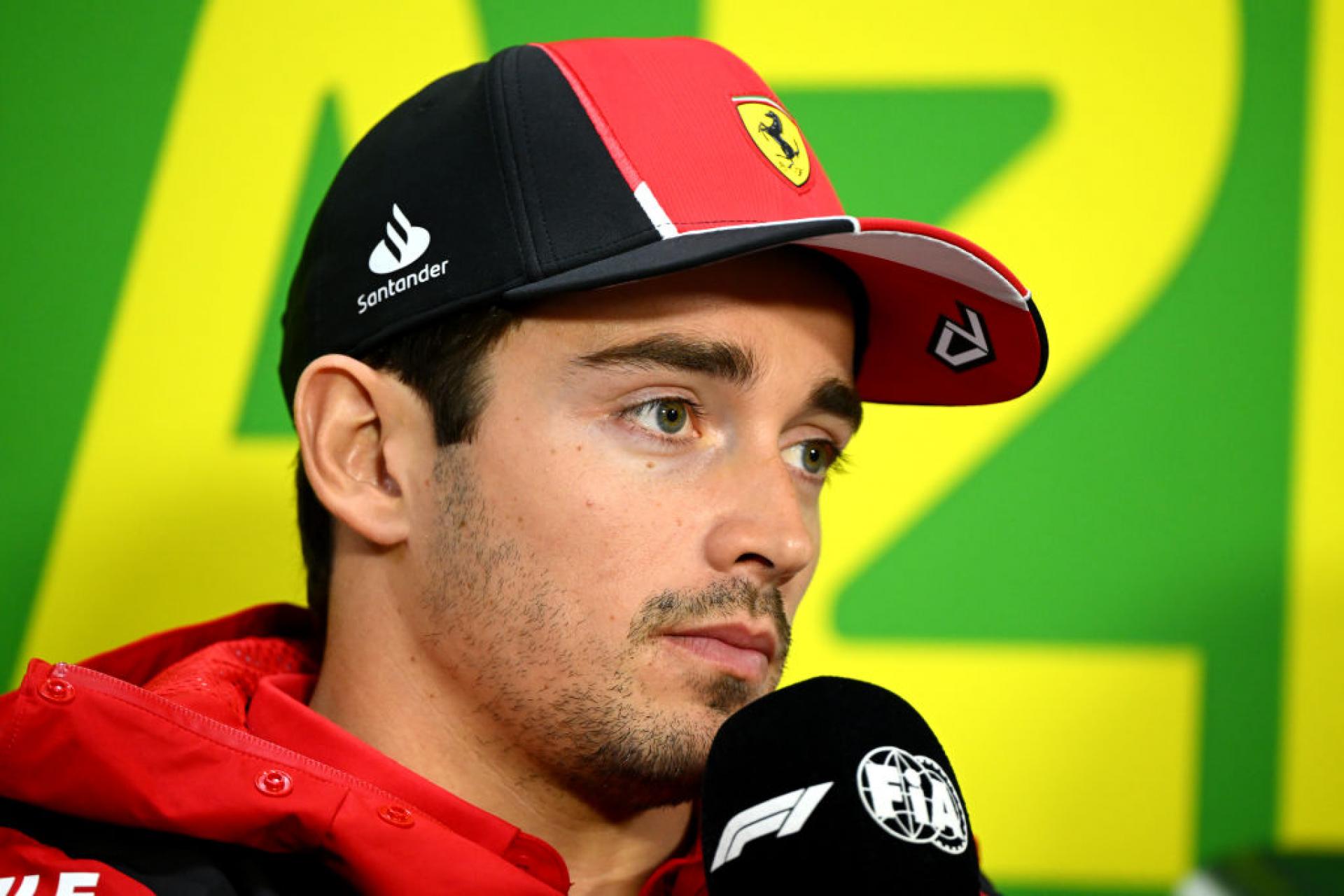 Charles Leclerc sorpreso dalle parole di Lewis Hamilton riguardo la vettura di Max Verstappen