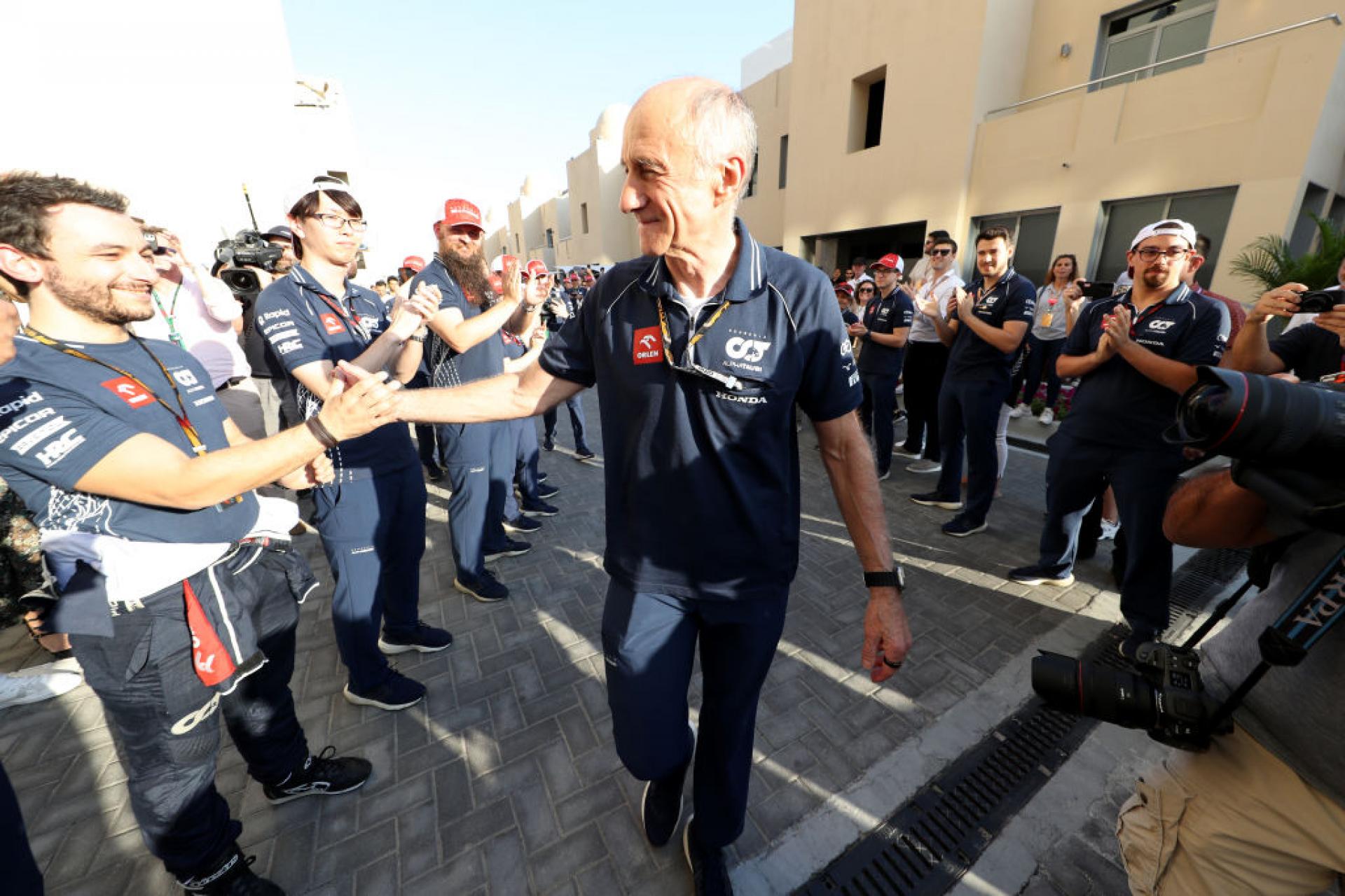 Franz Tost ha commentato che due individui non dovrebbero avere un posto in Formula 1