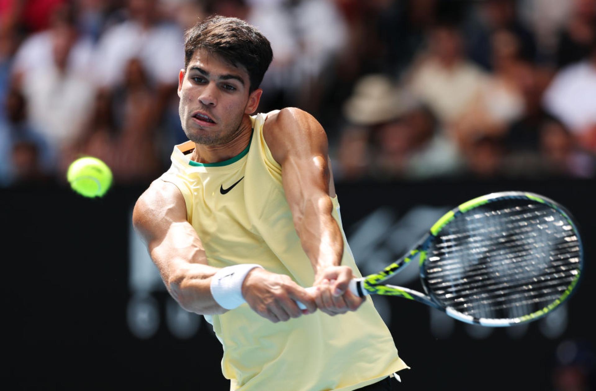Carlos Alcaraz osserva la bravura di Novak Djokovic nel Grande Slam
