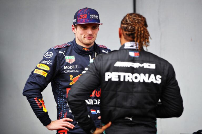 Lewis Hamilton elogia il successo di Max Verstappen e gli offre consigli
