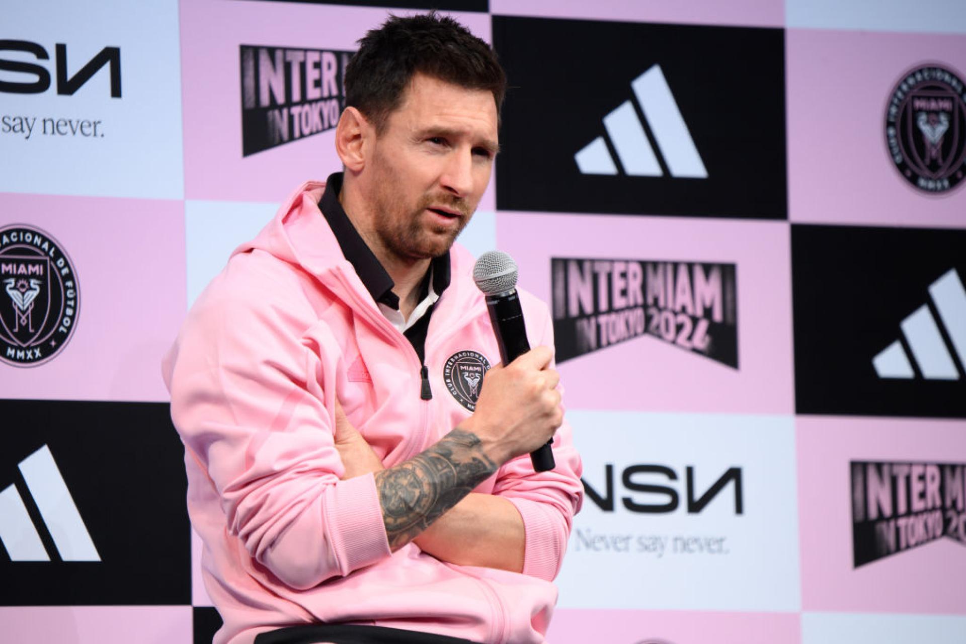 Lionel Messi dell'Inter Miami reagisce ai fischi dei tifosi di Hong Kong