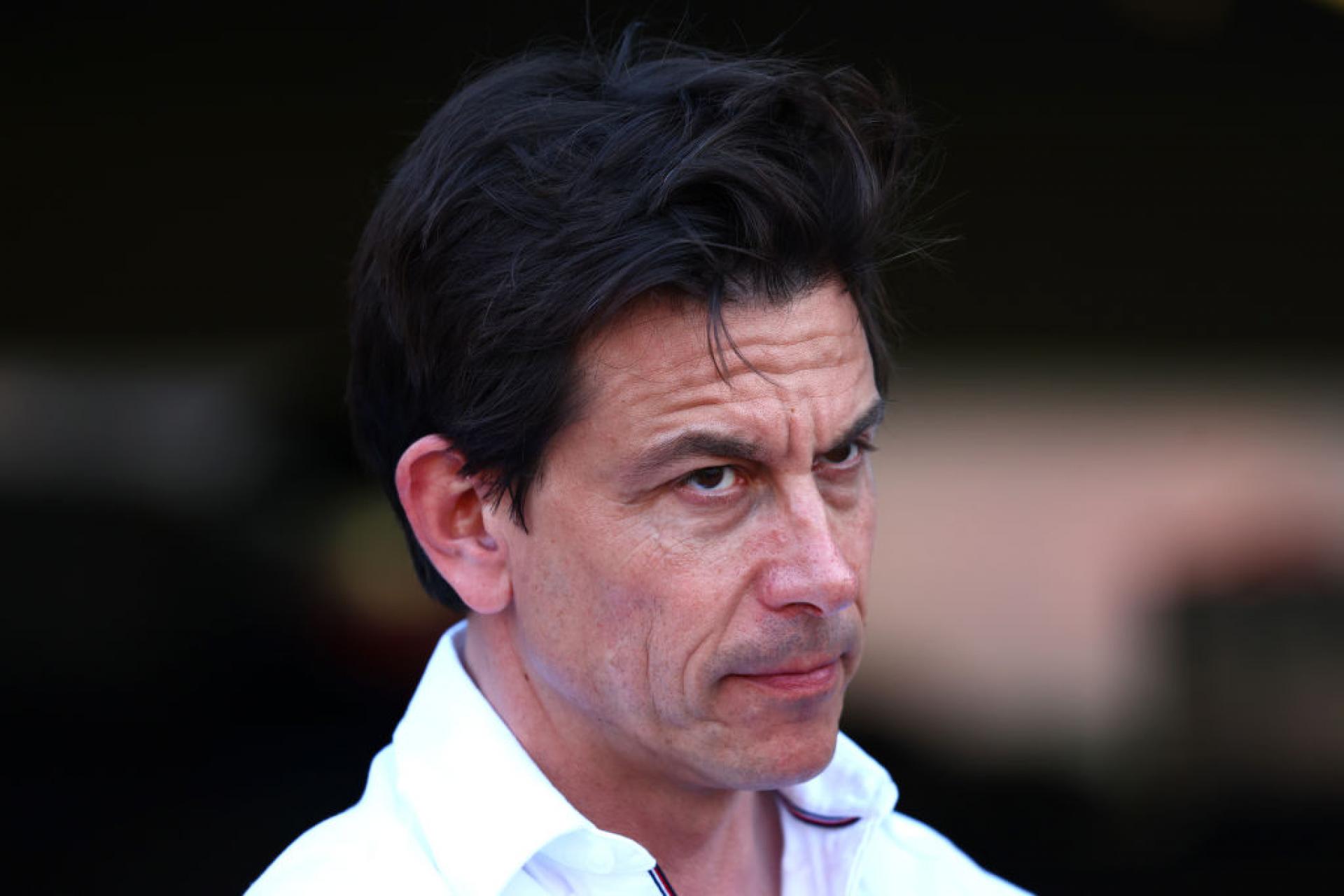 Toto Wolff conferma di ricevere messaggi WhatsApp ogni giorno dopo la decisione di Hamilton