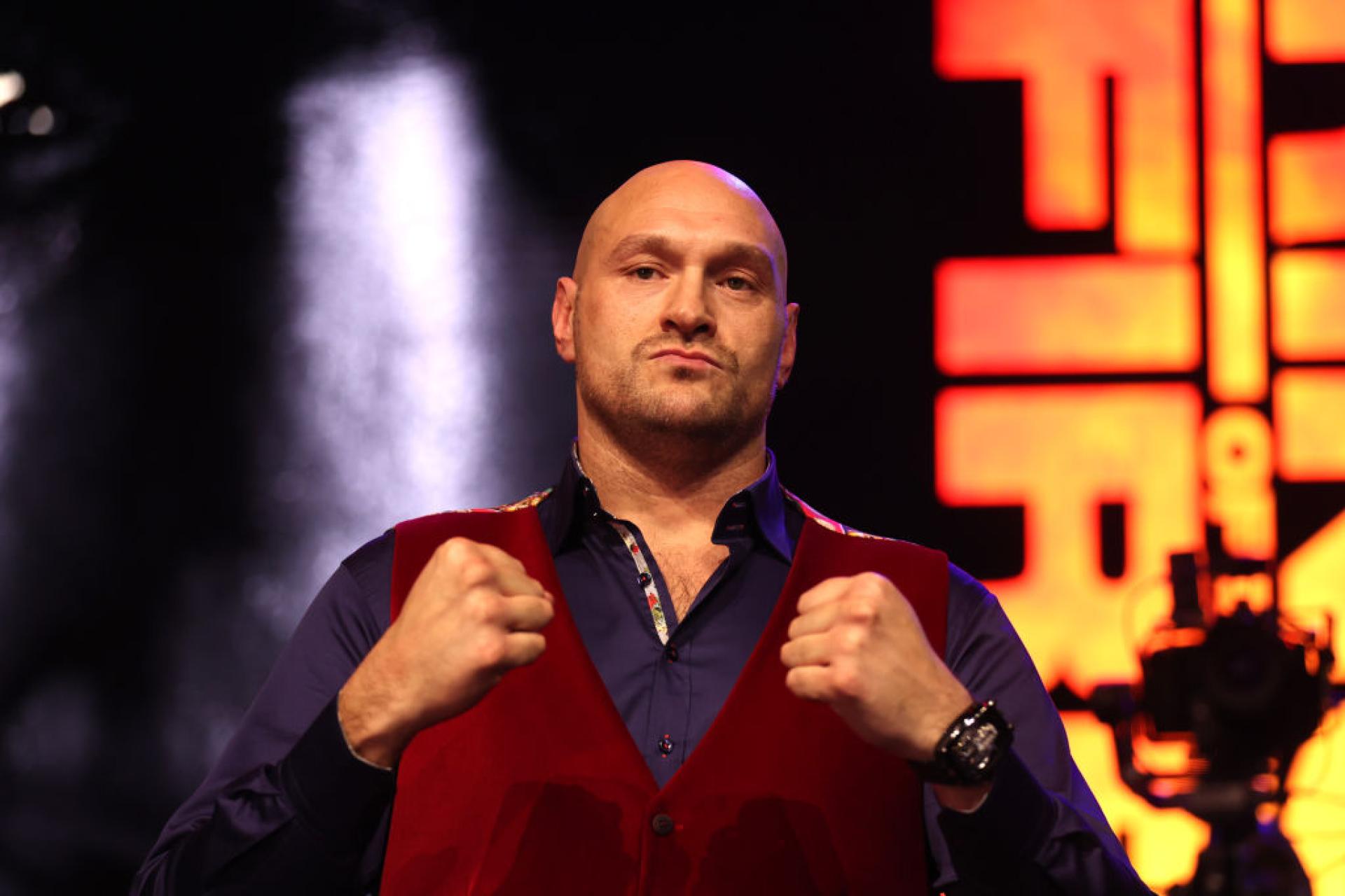 Tyson Fury descrive la causa dell'infortunio e risponde alla chiamata del manager di Oleksandr Usyk