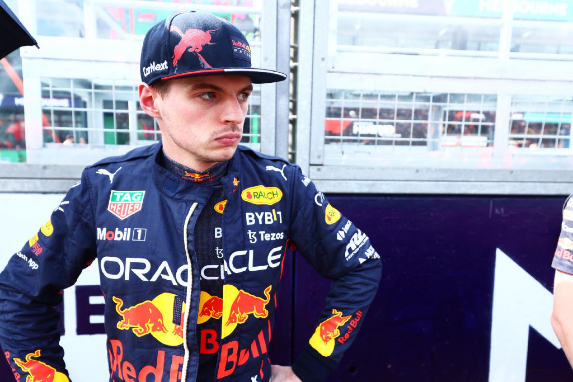 Helmut Marko suggerisce che la Mercedes potrebbe inseguire Max Verstappen!