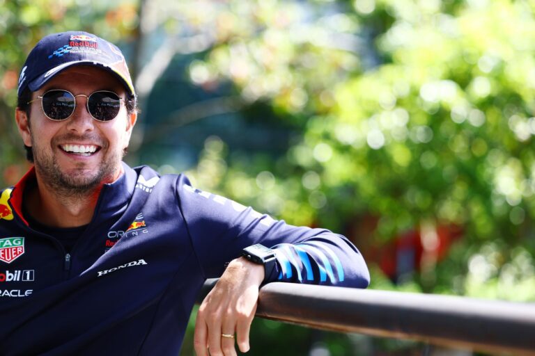 Christian Horner nega le affermazioni di Sergio Perez di una rapida risoluzione del suo futuro
