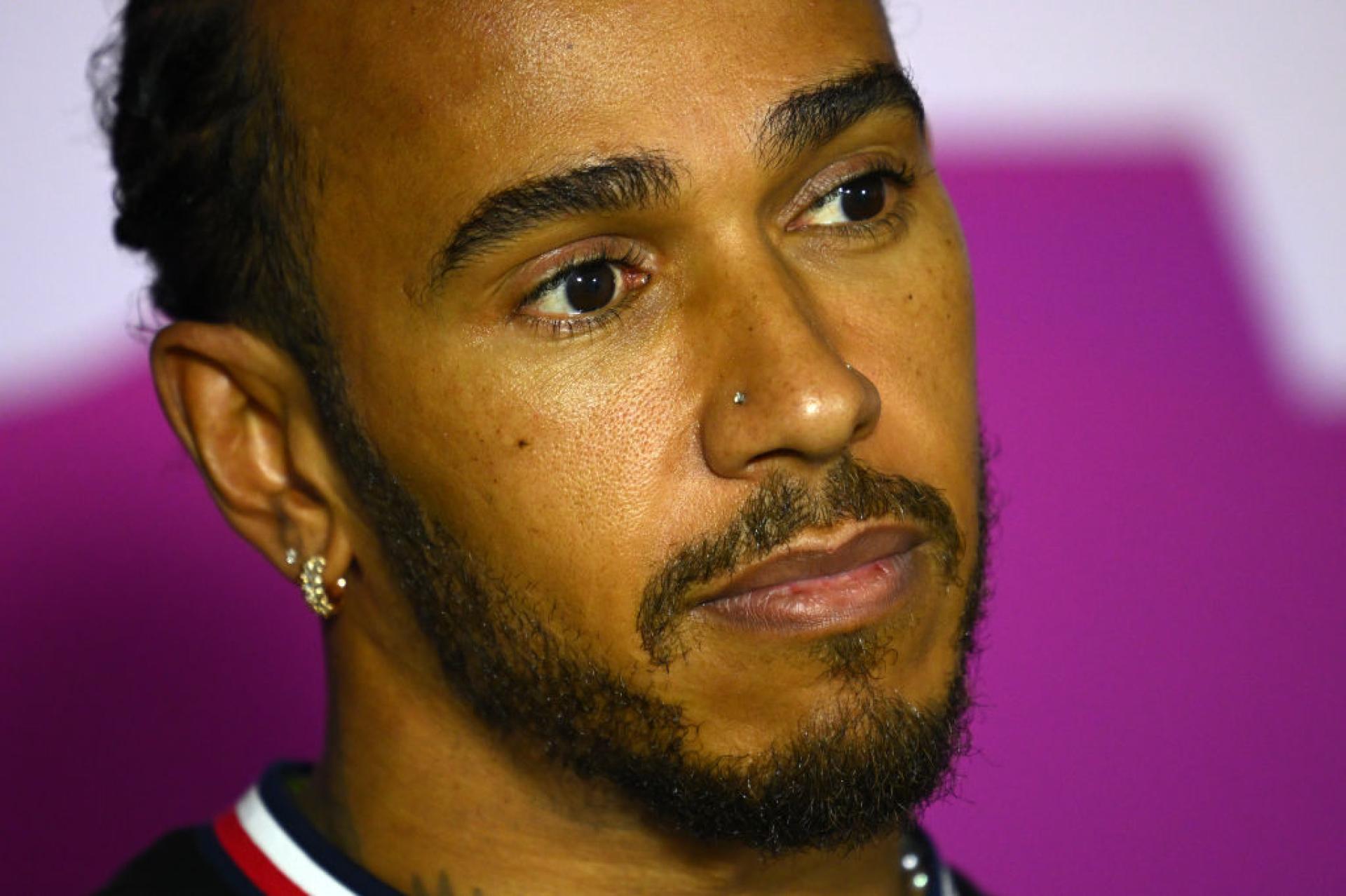 Hamilton potrebbe essere super frustrato, soprattutto quando guarda oltre il recinto