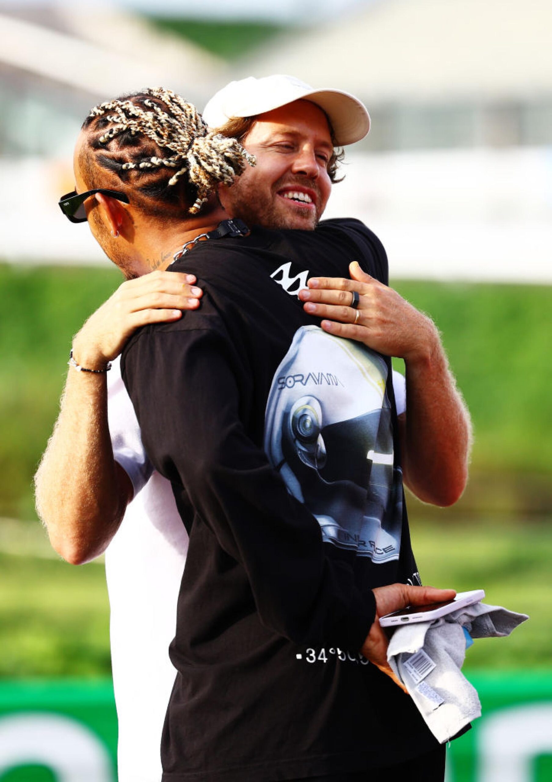 Lewis Hamilton reagisce alle voci su Sebastian Vettel che si unirebbe alla Mercedes