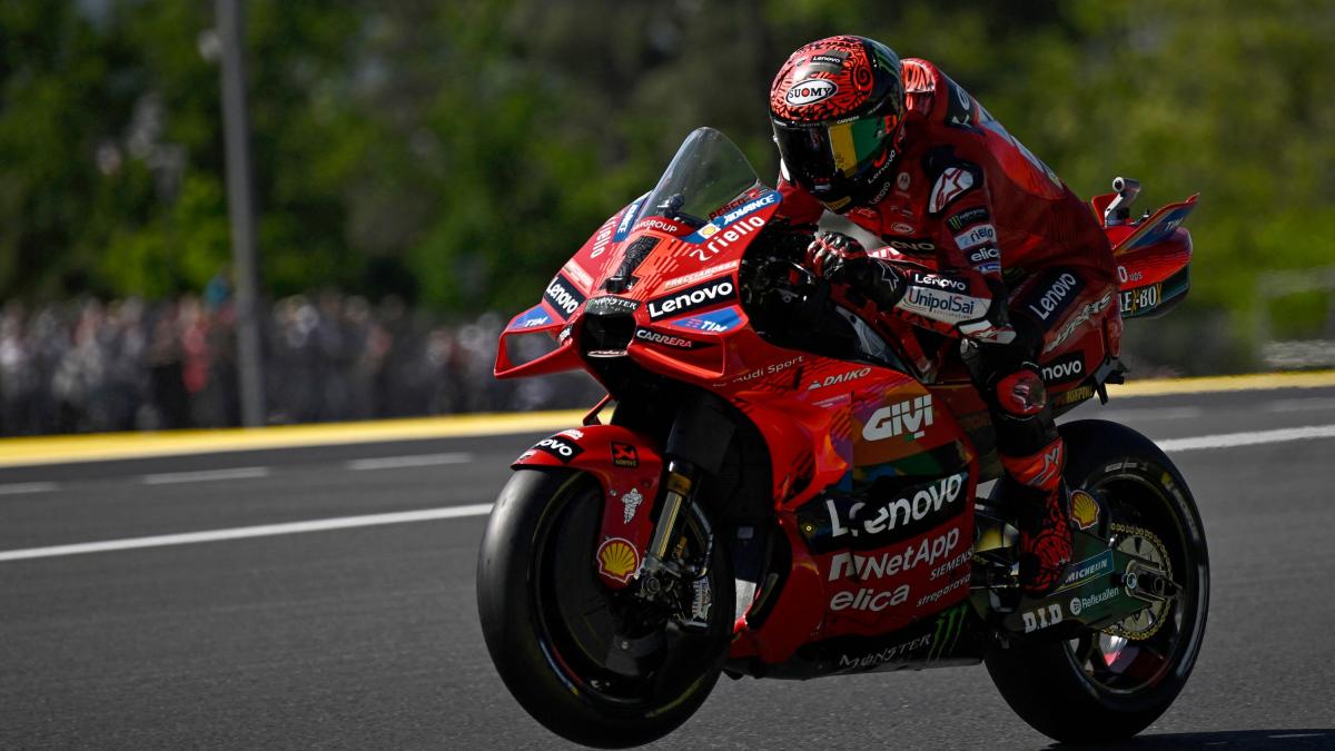 Sabato di Sfide per Bagnaia a Le Mans: Tra Cadute e Problemi Tecnici, la Lotta Continua